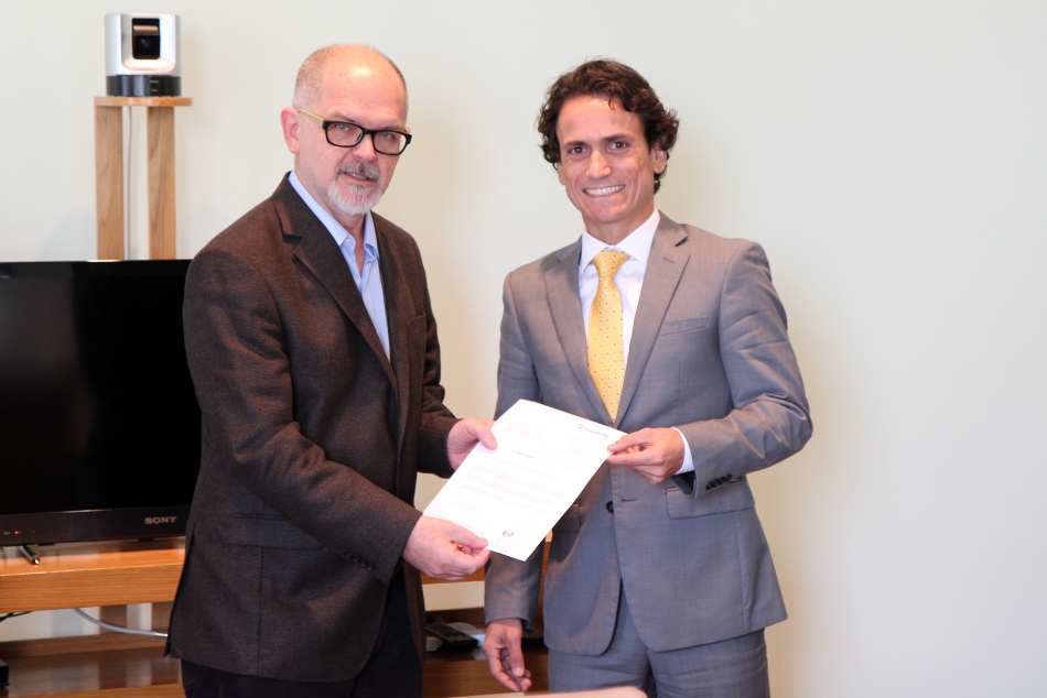 David Domingos (à esquerda) entrega carta ao diretor presidente do IPT, Fernando Landgraf